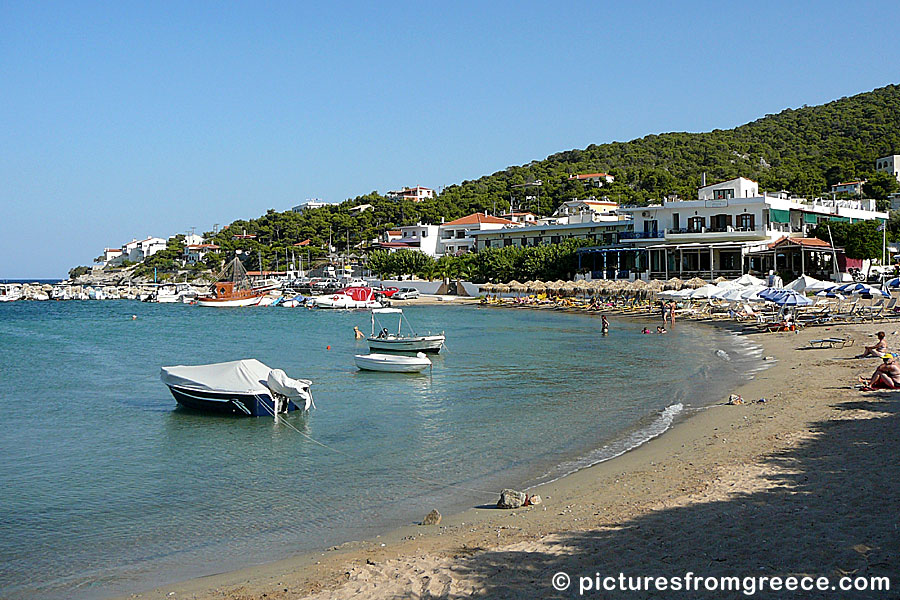 The beach of Skala in Agistri is fairly small, but it is nice and it's close to restaurants and bars.
