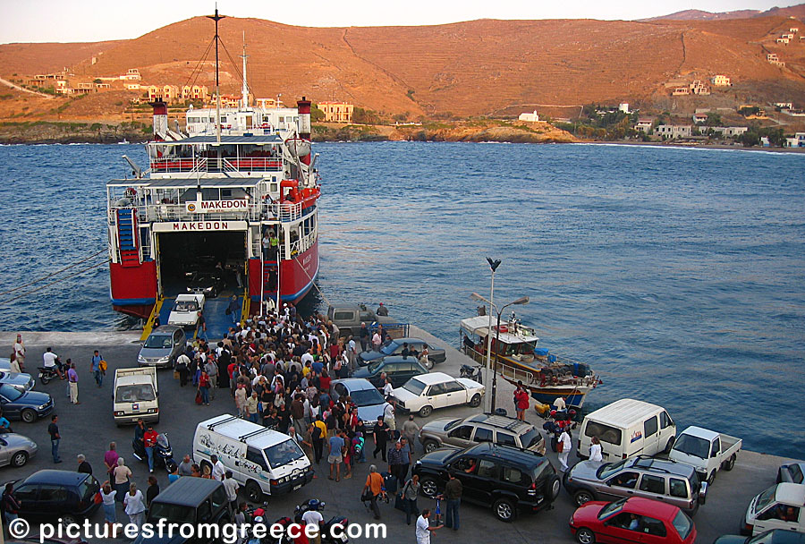 From the port of Korissia in Kea there are ferries to Lavrio and to Kithnos.