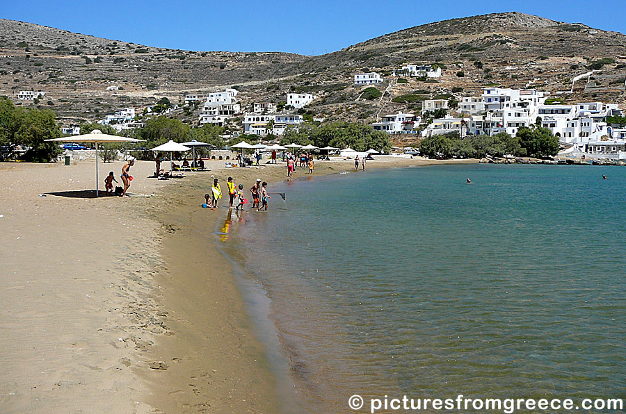 The beach in the port is Sikinos best beach.