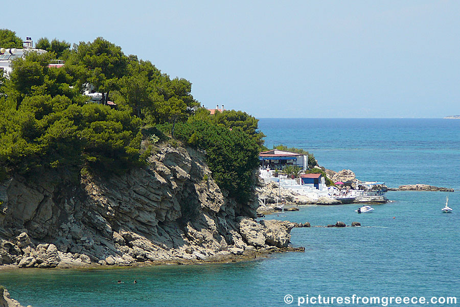 Skliri is a small beach with rocks not far from Skala in Agistri.