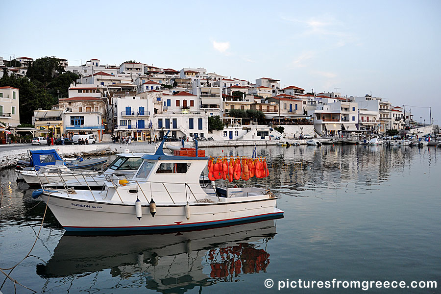 Restaurants in Batsi in Andros.