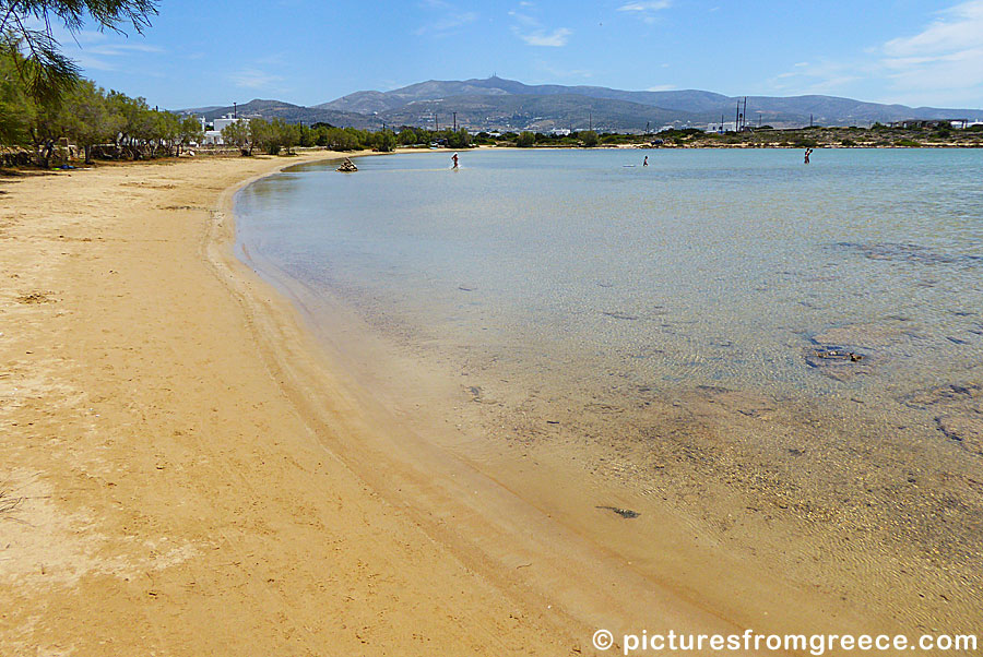 Agios Spiridonas beach in Antiparos, or Baby beach, is the best sandy beach for young children.