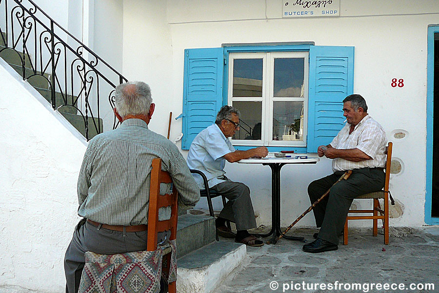 Playing tavli in Antiparos.