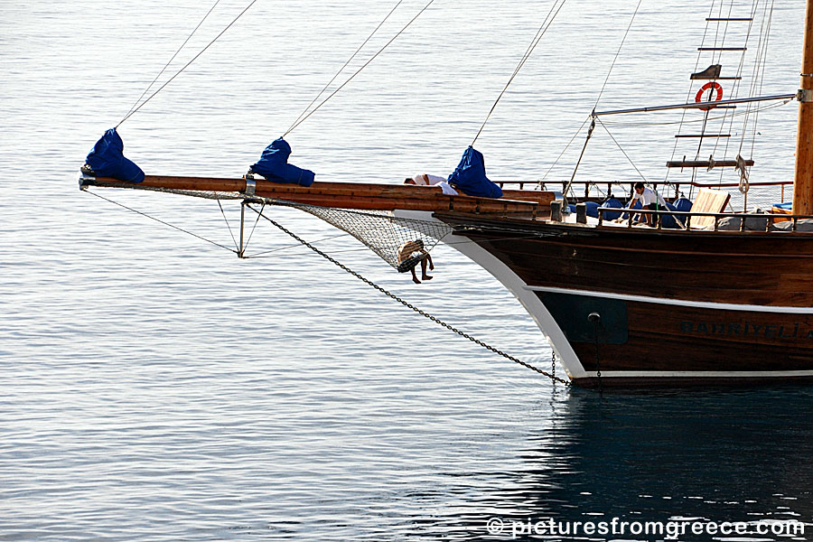 Cleaning the boat in Pera Gialos in Astypalea.