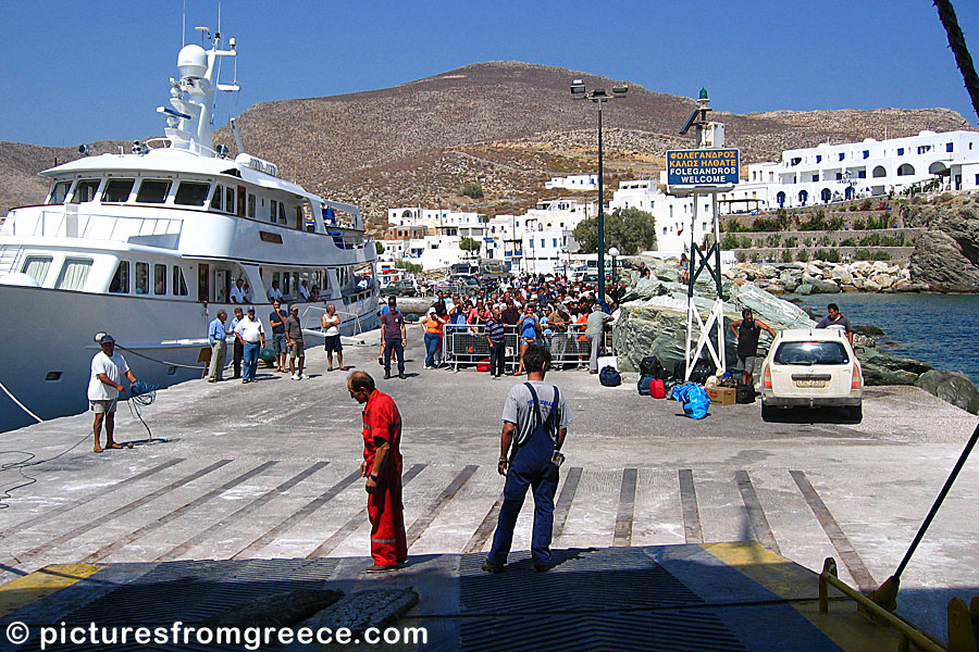 The port in Karavostasi in Folegandros.