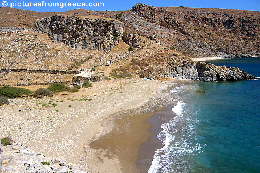 At the ancient city Karthea in Kea are two beaches: Mikres and Megalos Poles.