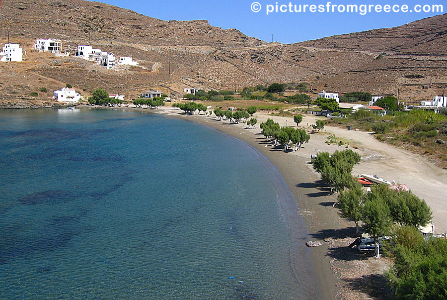 Episkopi beach lies between the beaches of Apokrousi and Martinakia not far from Merichas in Kythnos.