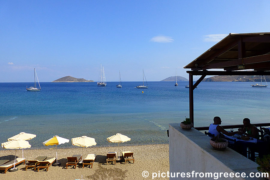 The beach and Taverna Paradisos in Vromolithos in Leros.