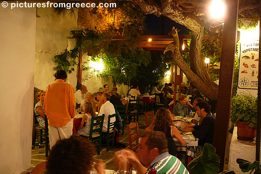 Tavernas in Kastro in Sikinos.