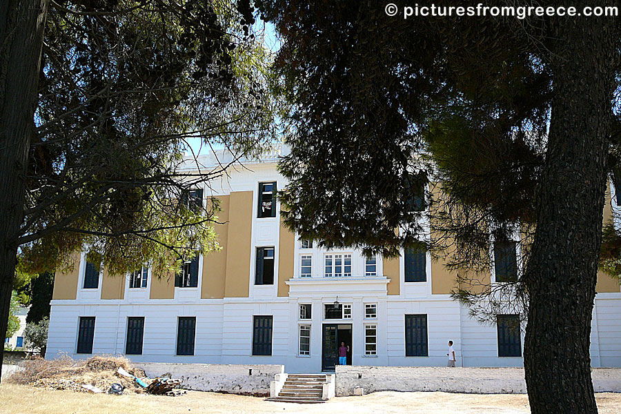 The school where Nicholas Urfe was a teacher in the book The Magus by John Fowles is on Spetses (Phraxos).