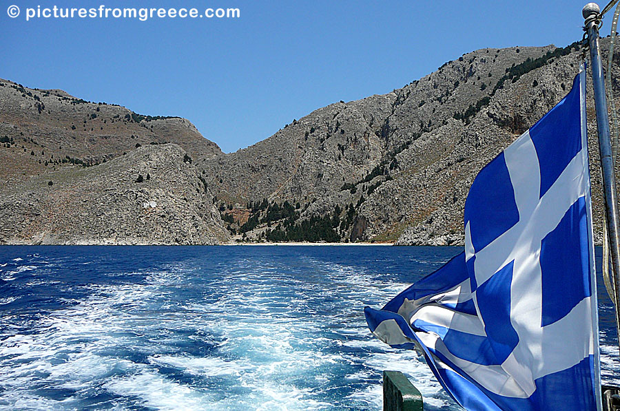 Every morning, excursion boats depart from the port to Symis unknown beaches, including Nanou beach.